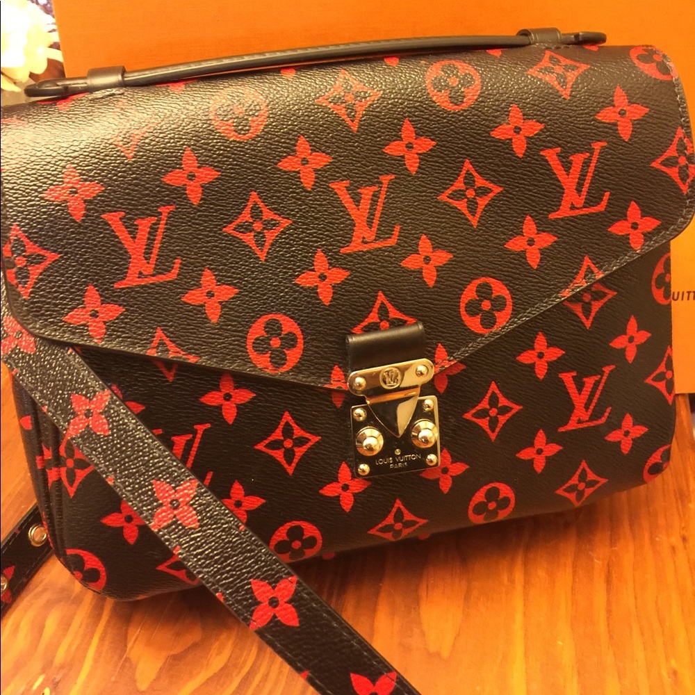 Authentic Louis Vuitton Pochette